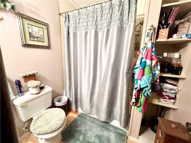 bathroom featuring toilet and curtained shower