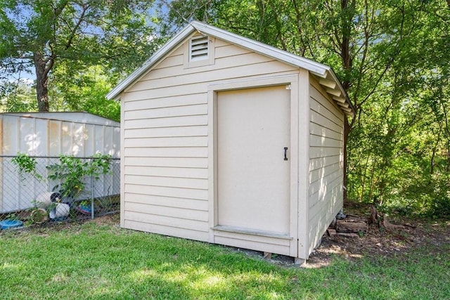 view of outdoor structure with a yard