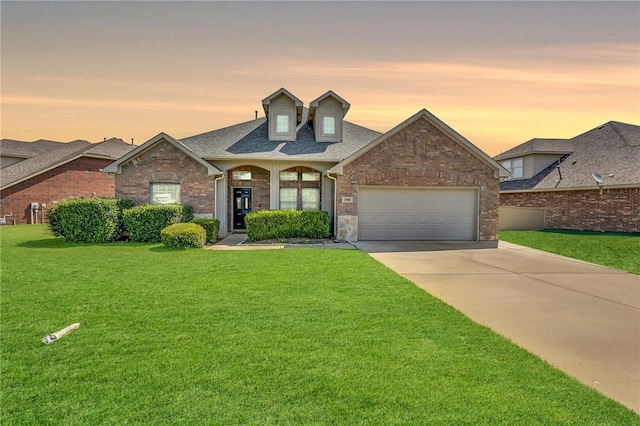 view of front of home featuring a yard and a garage