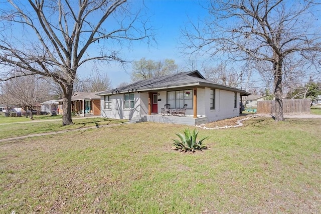 view of front facade featuring a front yard and fence