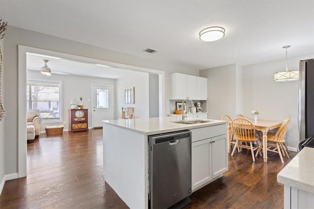 kitchen featuring visible vents, dark wood finished floors, a sink, stainless steel appliances, and white cabinets