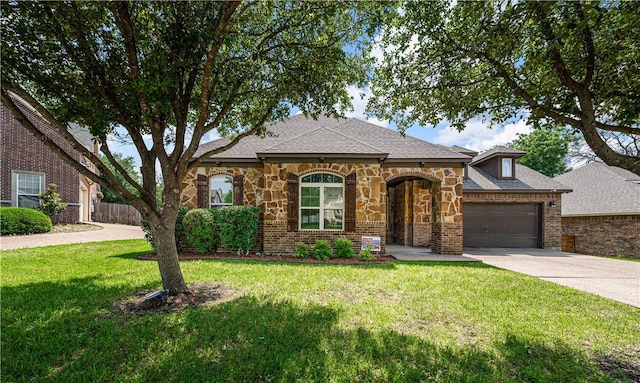 view of front facade featuring a front lawn and a garage