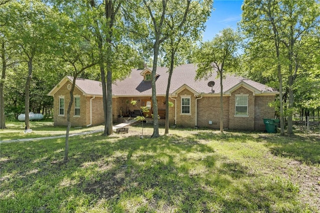 single story home featuring a front lawn