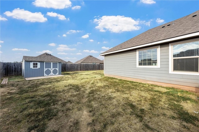 view of yard featuring a shed