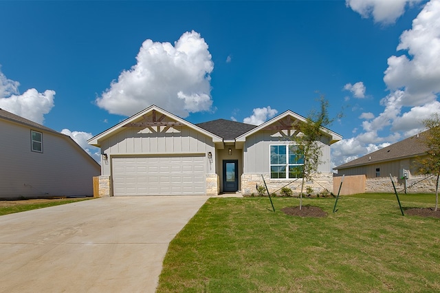 view of front of house featuring a front lawn and a garage