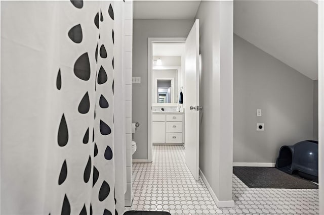 bathroom with a shower with curtain and vanity