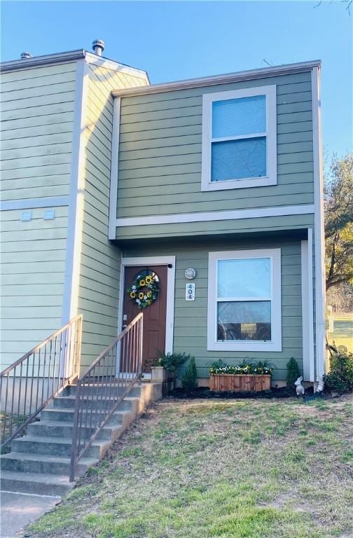 view of front of property with a front yard