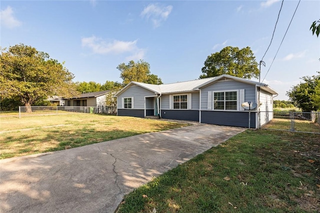 ranch-style home featuring a front lawn