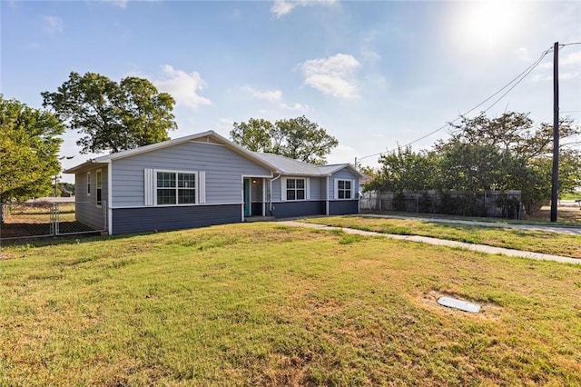 ranch-style house featuring a front yard