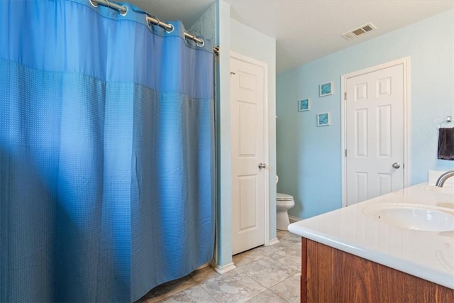 bathroom featuring toilet, a shower with shower curtain, a sink, visible vents, and double vanity