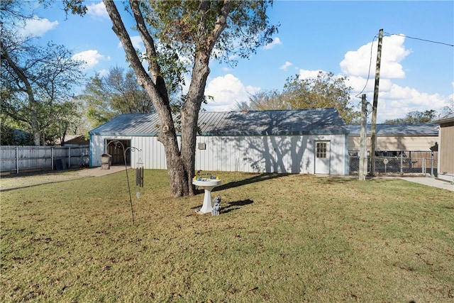 view of yard with an outbuilding