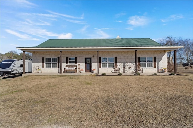 view of front facade with a front lawn