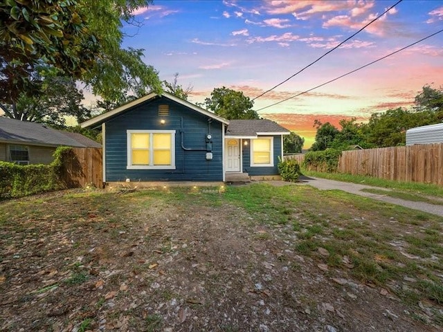 view of front of home featuring a lawn