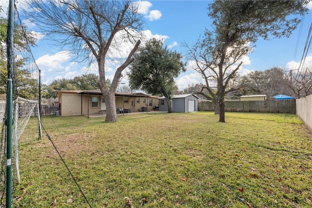 view of yard featuring a shed