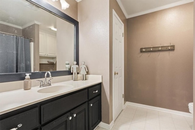 full bath with crown molding, baseboards, toilet, a shower with shower curtain, and vanity