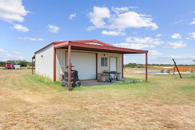 view of outdoor structure featuring an outbuilding