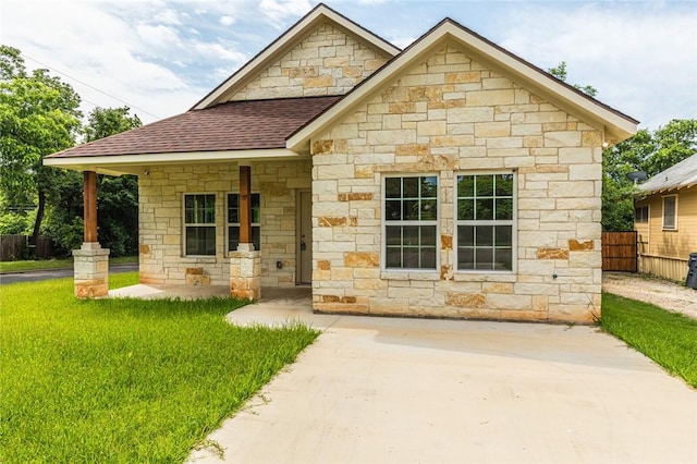 view of front of home featuring a porch and a front yard