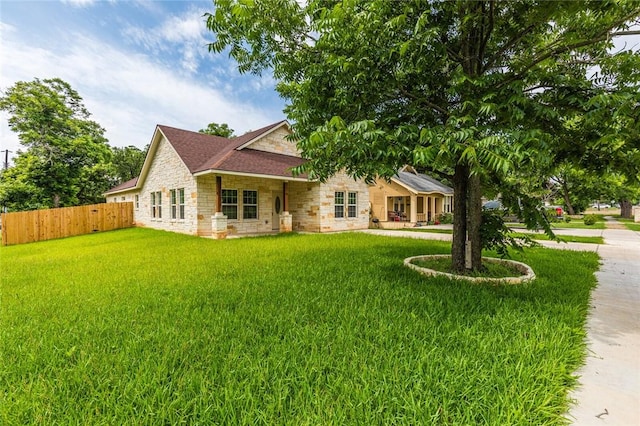 view of front of property featuring a front yard