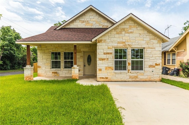 view of front of property featuring a porch and a front yard