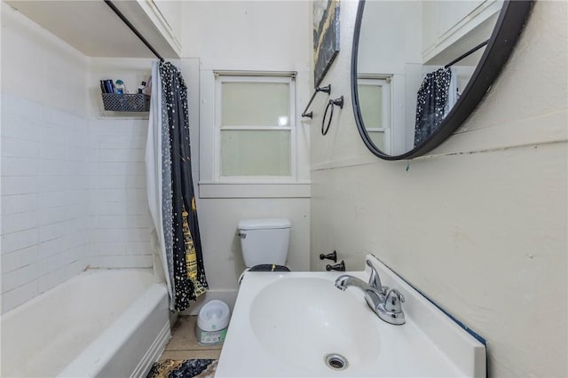 full bathroom featuring tile patterned flooring, toilet, shower / bathtub combination with curtain, and sink