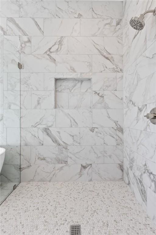 bathroom featuring a tile shower