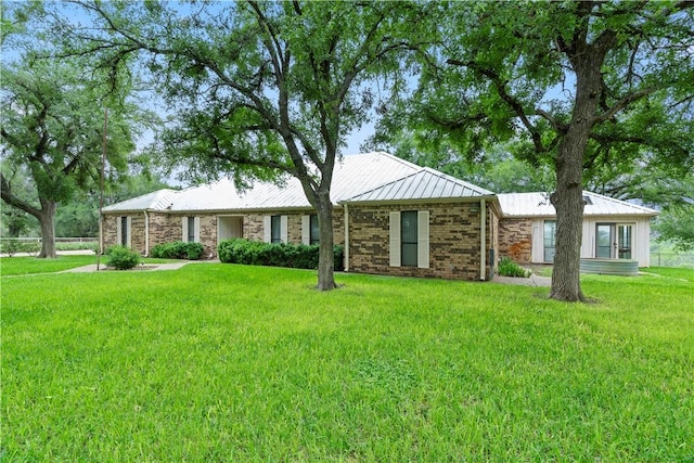 single story home with a front lawn