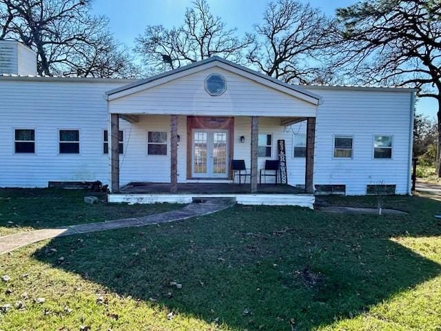 view of front of property featuring covered porch and a front yard