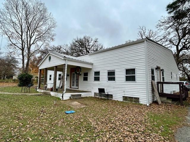 view of front of property featuring covered porch and a front yard