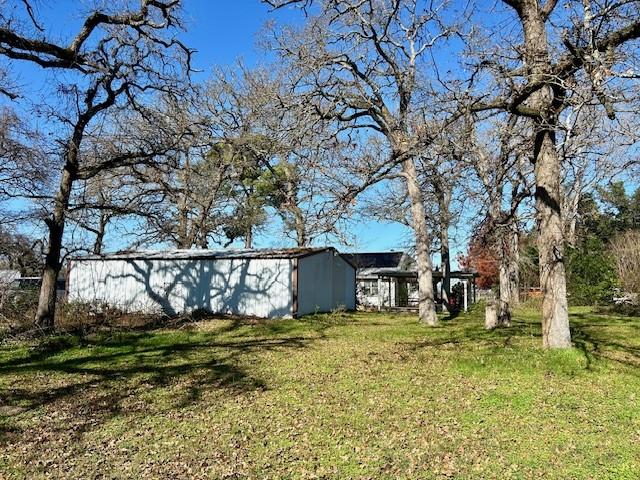 view of yard featuring an outbuilding