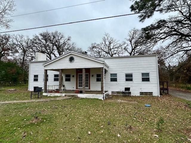 view of front of house featuring covered porch and a front yard