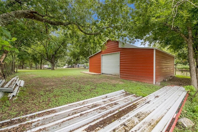 view of yard with an outdoor structure and a garage