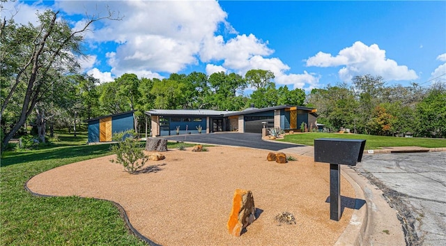 view of front of home featuring a front lawn