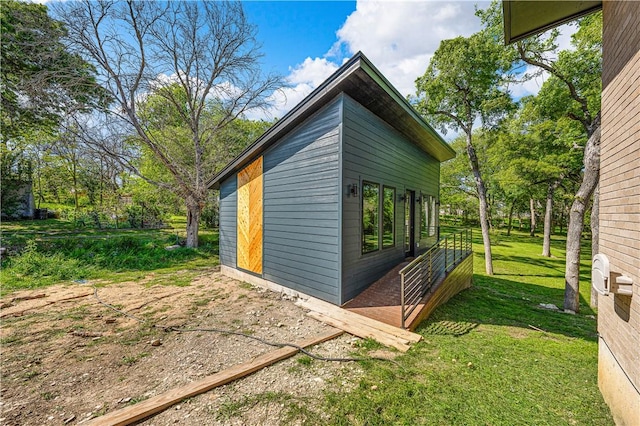 view of side of property featuring a yard