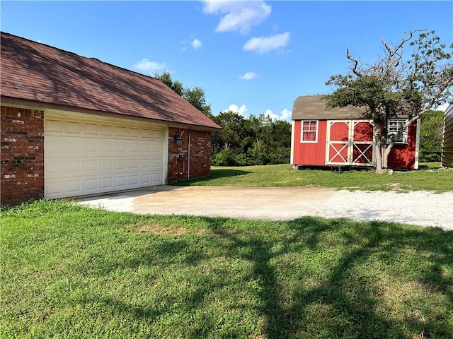 view of yard featuring a storage shed