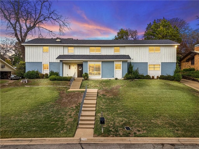 view of front of property featuring a lawn