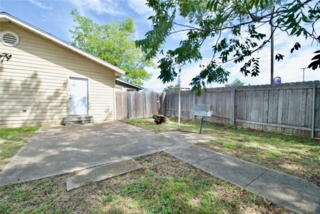 view of yard featuring a patio area