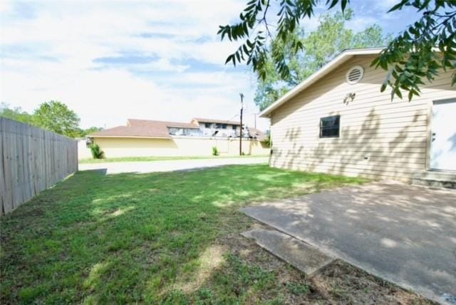 view of yard featuring a patio