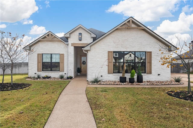 view of front of property featuring a front yard