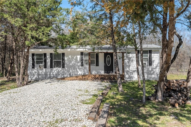 view of front of property featuring driveway