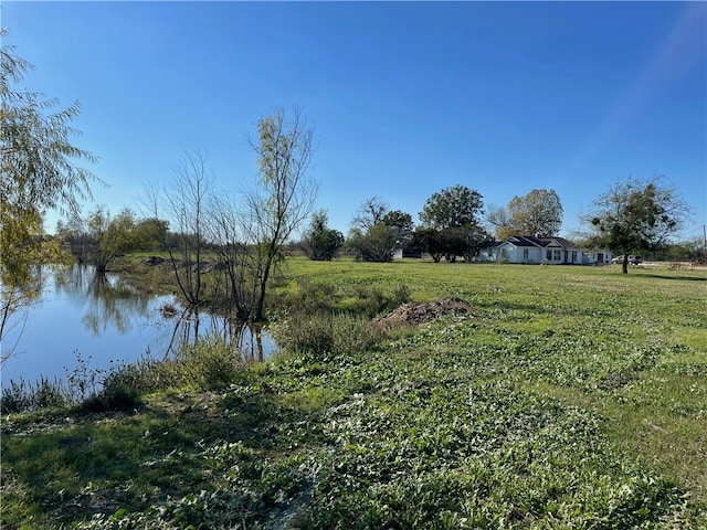 view of yard featuring a water view