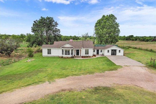 ranch-style house featuring a front yard