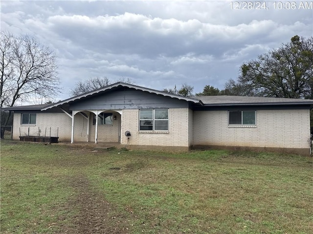 view of front of property featuring a front yard