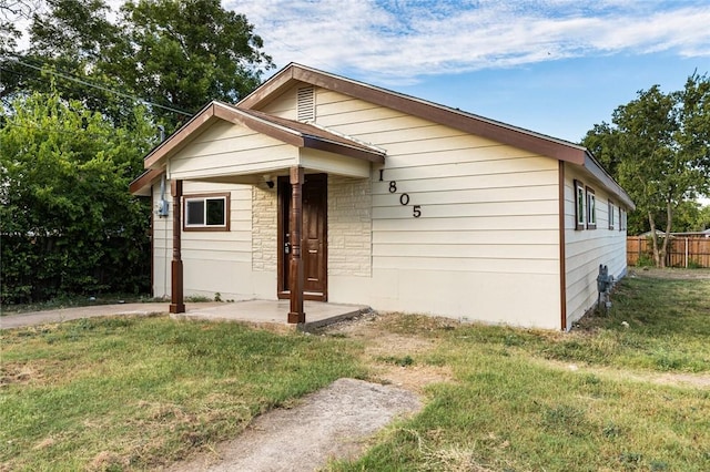 view of front of house featuring a front lawn