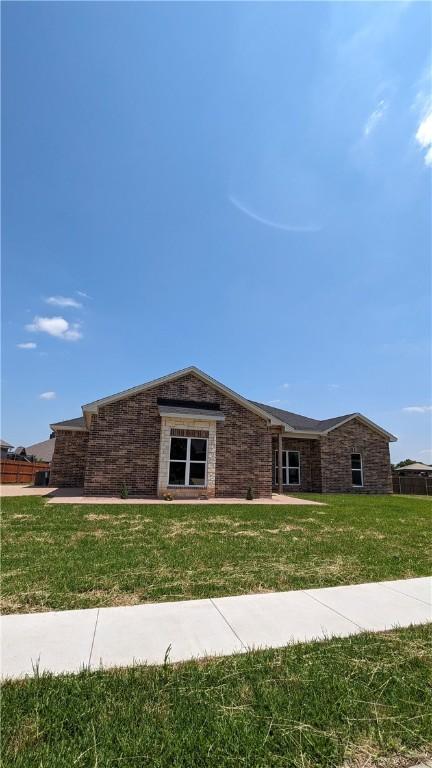 view of front of house with a front yard