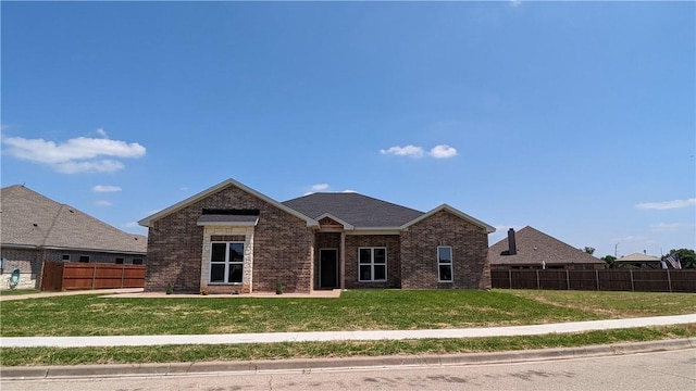 view of front of property featuring a front lawn