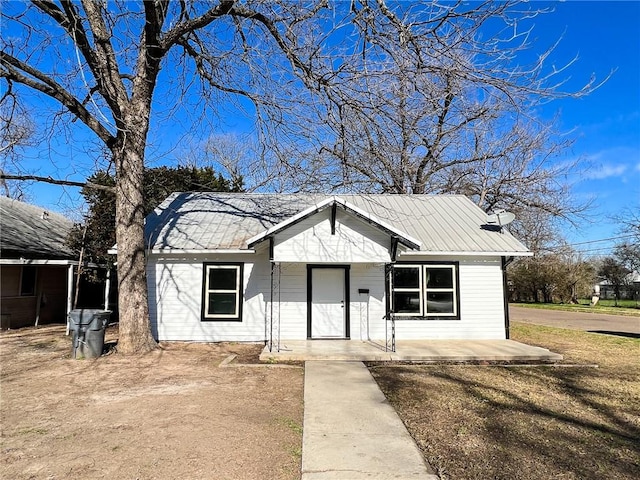 view of front facade featuring metal roof