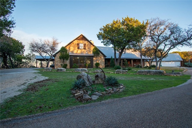 view of front facade with a front yard