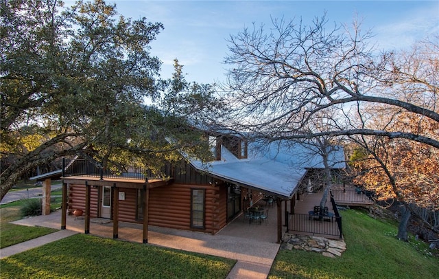 view of front of property featuring a front lawn