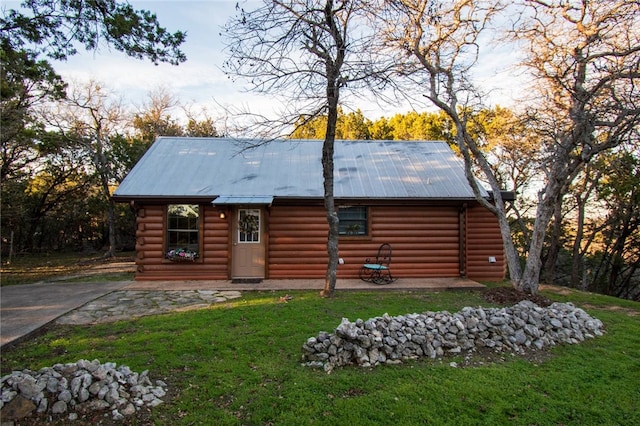 back of house featuring a yard