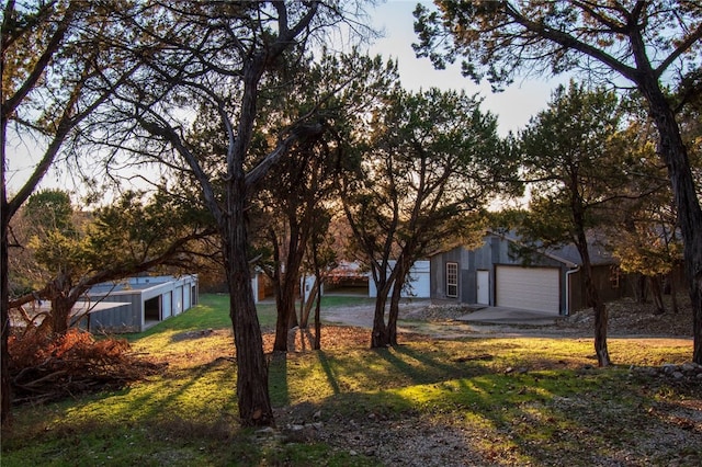 view of front facade featuring a garage and a front yard